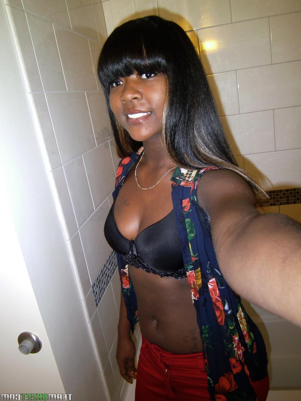 16P Kaci Starks, une jeune ébène de 18 ans, pose nue devant son appareil photo.