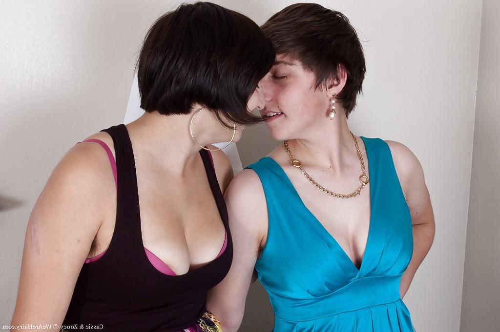 16P Filles lesbiennes s'embrassant et se doigtant leurs chattes poilues