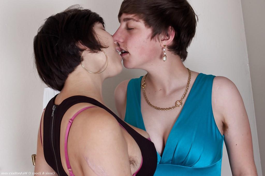 16P Filles lesbiennes s'embrassant et se doigtant leurs chattes poilues