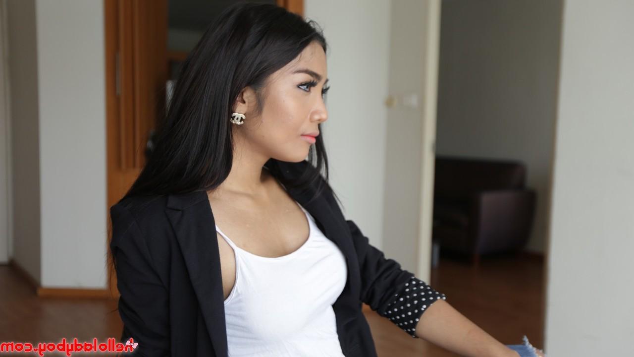 12P Hola Ladyboy con Leeya Naked XXX