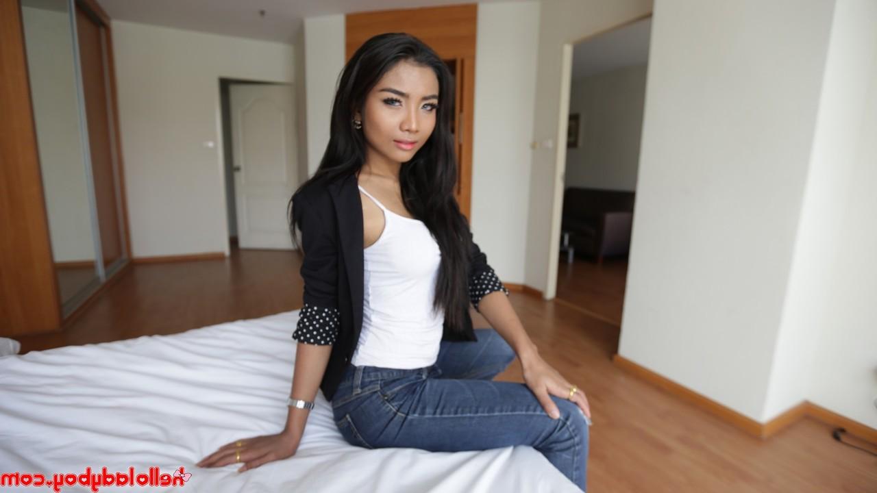 12P Hola Ladyboy con Leeya Naked XXX
