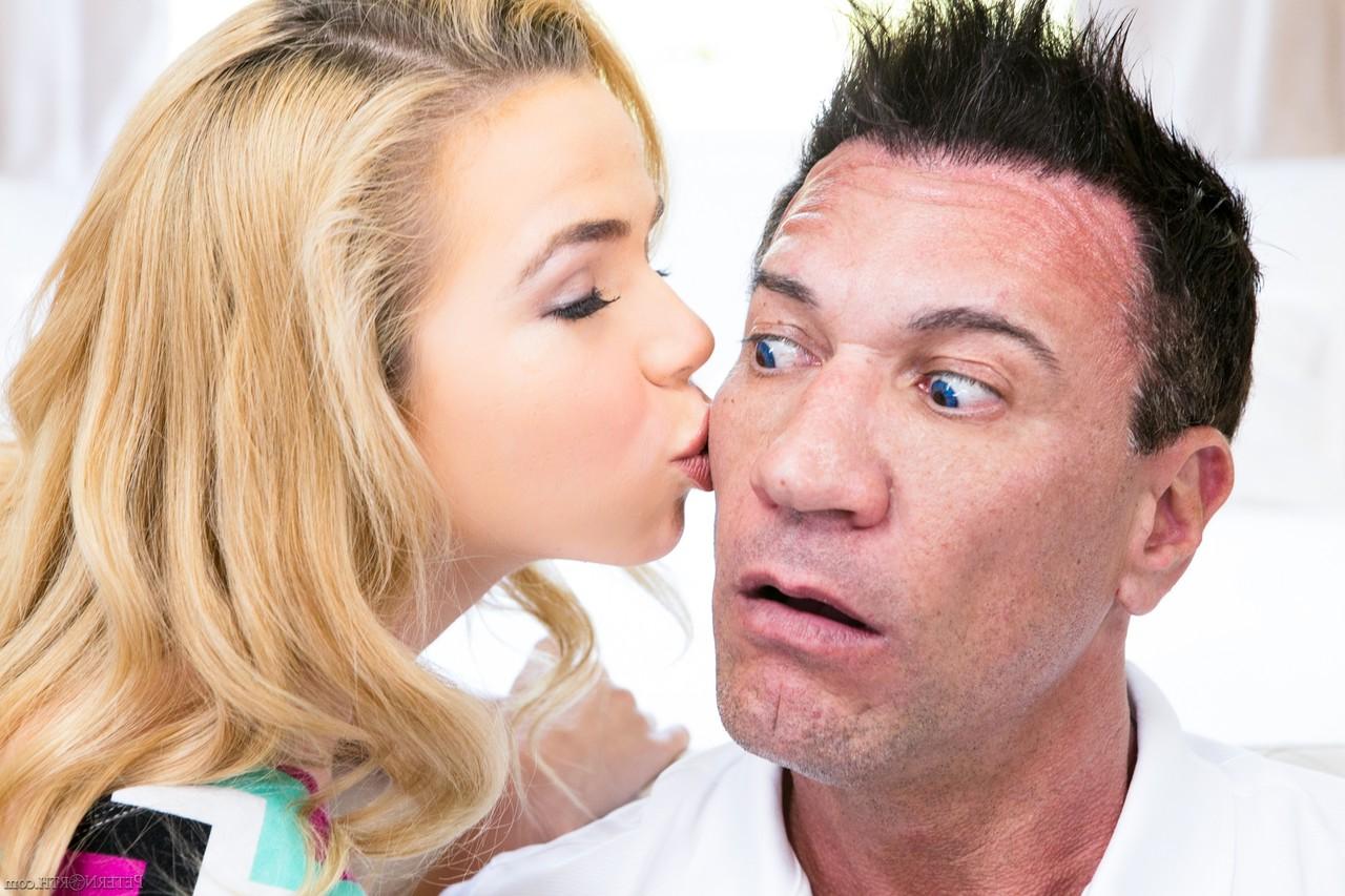 15P La pequeña rubia Alina West luce semen en la lengua después de seducir a su padrastro