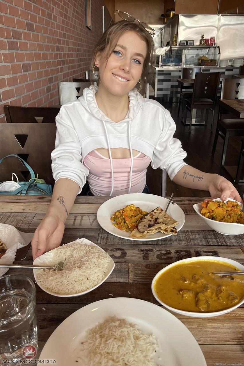 20P Das sehr heiße Amateurbaby Fiona Sprouts entblößt ihre Brüste und spreizt ihre Löcher