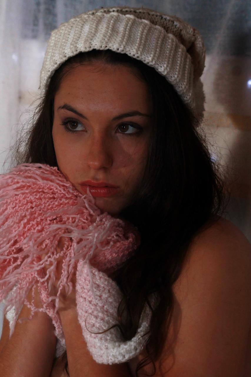 18P La joven de vagina peluda Alisha esperando que llegue un Papá Noel pervertido