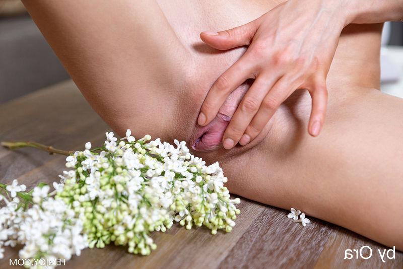 16P Une jeune blonde maigre écarte et doigte sa chatte nue pendant une action en solo