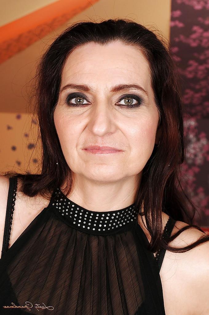 16P Mamie aux cheveux corbeau en bas Liza Bird se déshabillant et écartant les jambes.