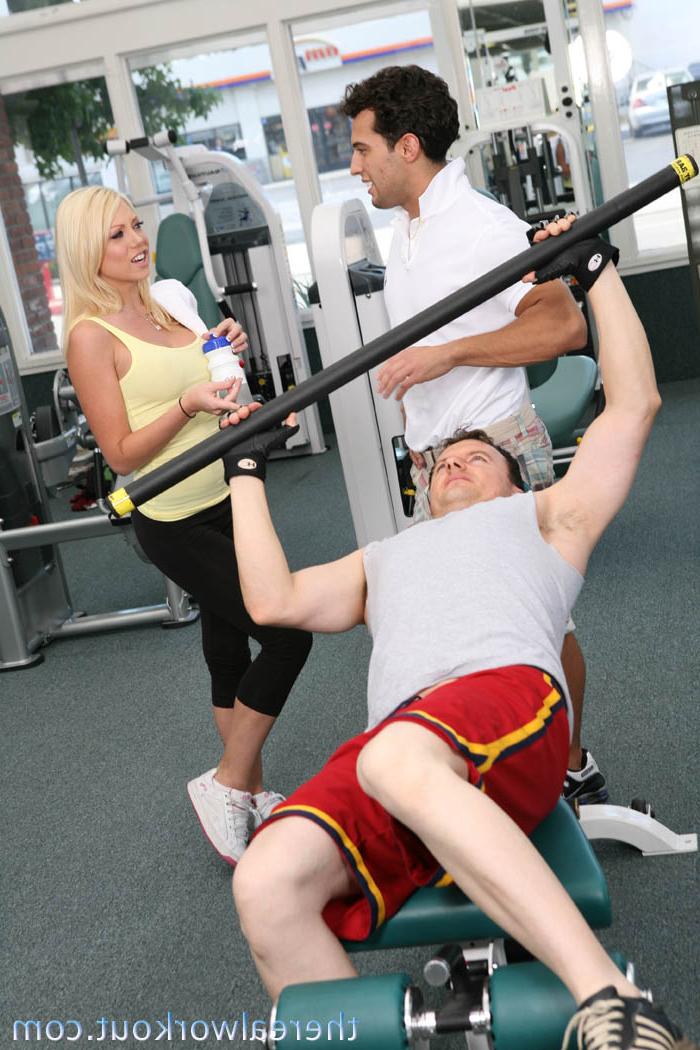 20P Die heiße Blondine mit den großen Titten Shawna Lenee liebt es, im Fitnessstudio gefickt zu werden