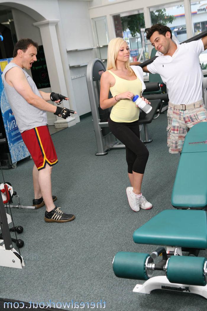 20P Die heiße Blondine mit den großen Titten Shawna Lenee liebt es, im Fitnessstudio gefickt zu werden
