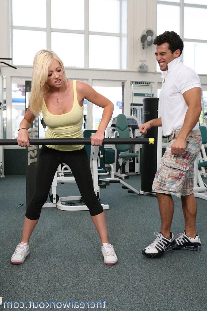 20P Die heiße Blondine mit den großen Titten Shawna Lenee liebt es, im Fitnessstudio gefickt zu werden
