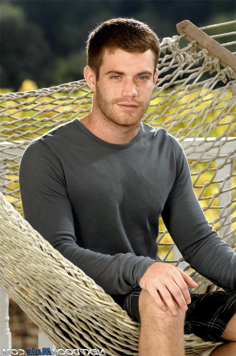 20P Handsome stud Trent Locke undressing & posing butt naked on the swing outside