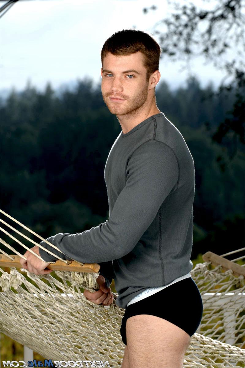 20P Handsome stud Trent Locke undressing & posing butt naked on the swing outside