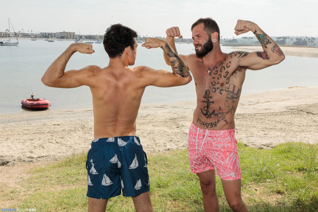 20P Gays sexy Johnny Hill e Daniel Greene fodem e chupam em uma mesa de massagem