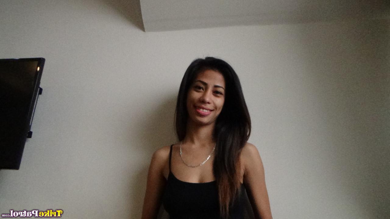 20P Sachi Tabar, une asiatique amateur, expose sa silhouette mince et chevauche une bite.