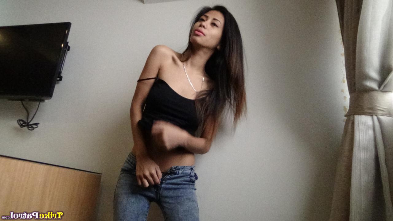 20P Sachi Tabar, une asiatique amateur, expose sa silhouette mince et chevauche une bite.