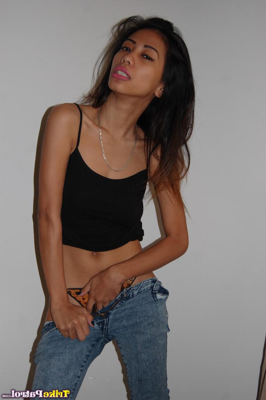 20P Sachi Tabar, une asiatique amateur, expose sa silhouette mince et chevauche une bite.