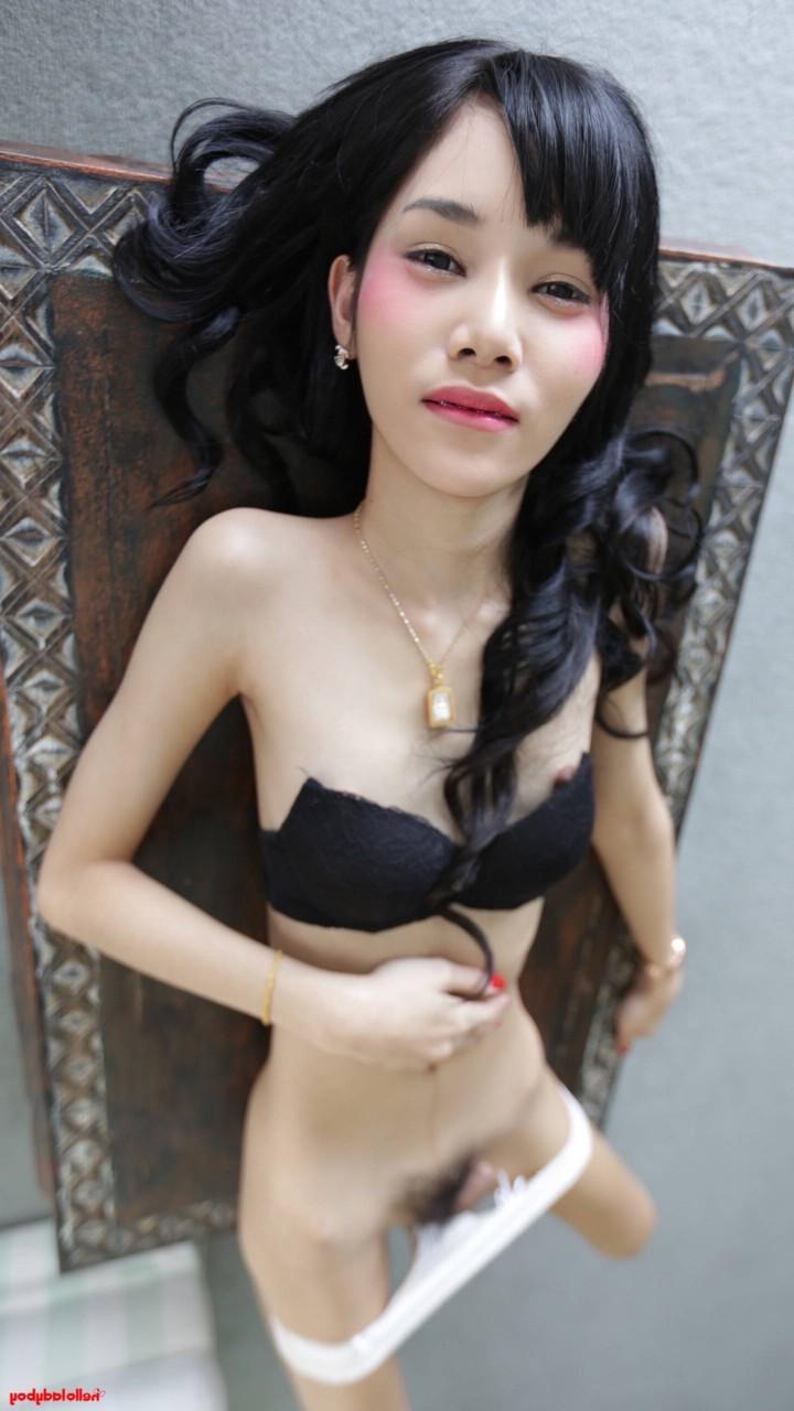 20P Morena travesti asiática tira a roupa antes de fazer um boquete e fazer sexo anal