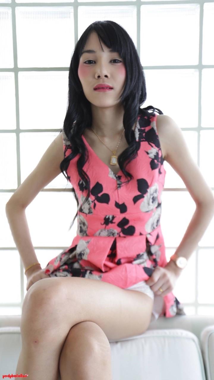 20P Morena travesti asiática tira a roupa antes de fazer um boquete e fazer sexo anal