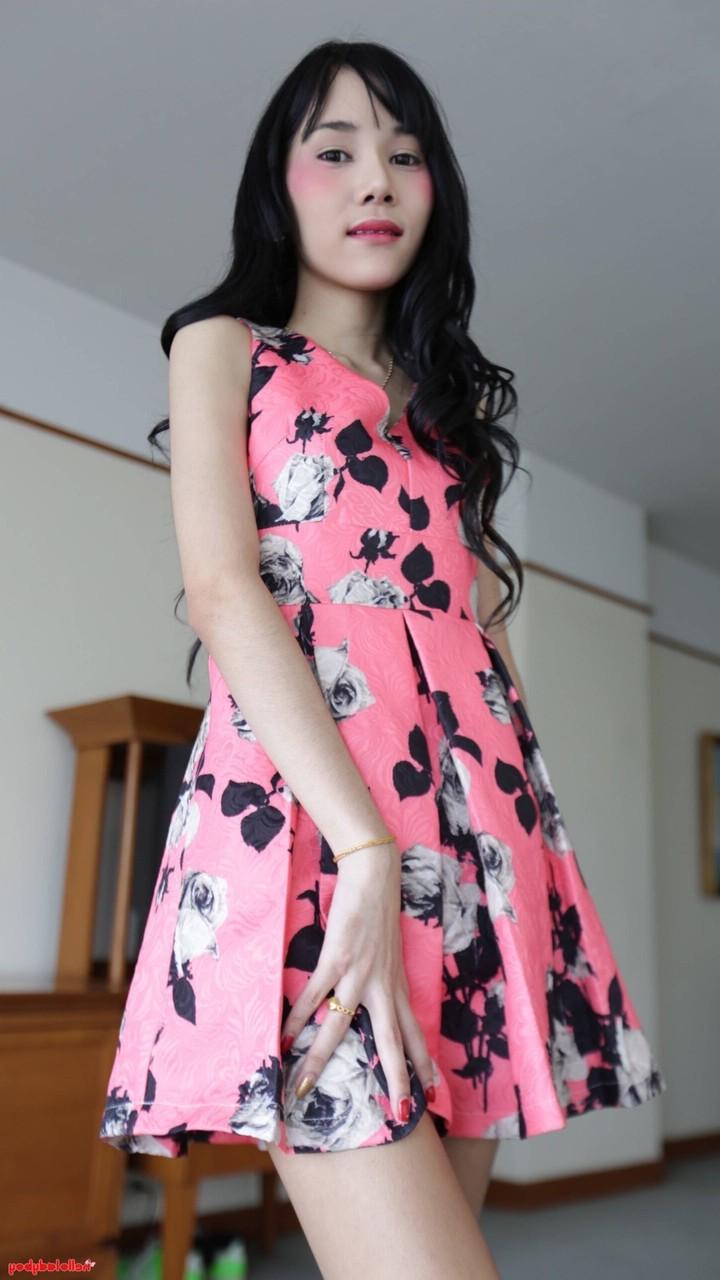 20P Morena travesti asiática tira a roupa antes de fazer um boquete e fazer sexo anal