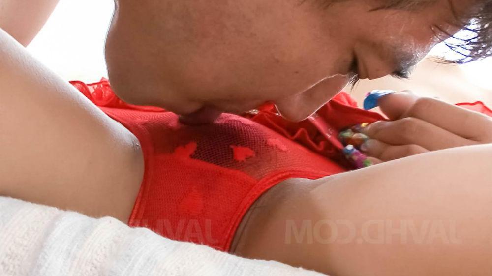 12P La japonesa Chihiro Kobayashi le hace una mamada y una paja a su amigo