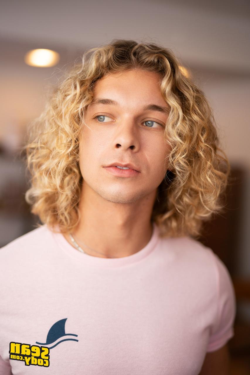 11P El guapo gay en forma Shawn Brooks muestra su gran polla y sus grandes pelotas