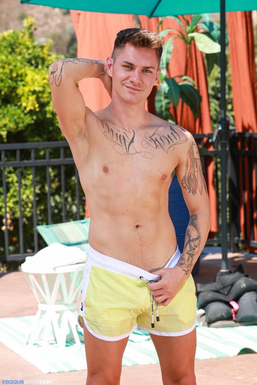 18P Les amis gays Zak Bishop et Brandon Anderson se déshabillent et baisent sur la terrasse