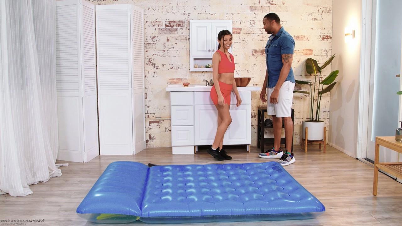 15P La brune Maya Woulfe a des relations sexuelles avec un client ébène lors d'un massage nu.
