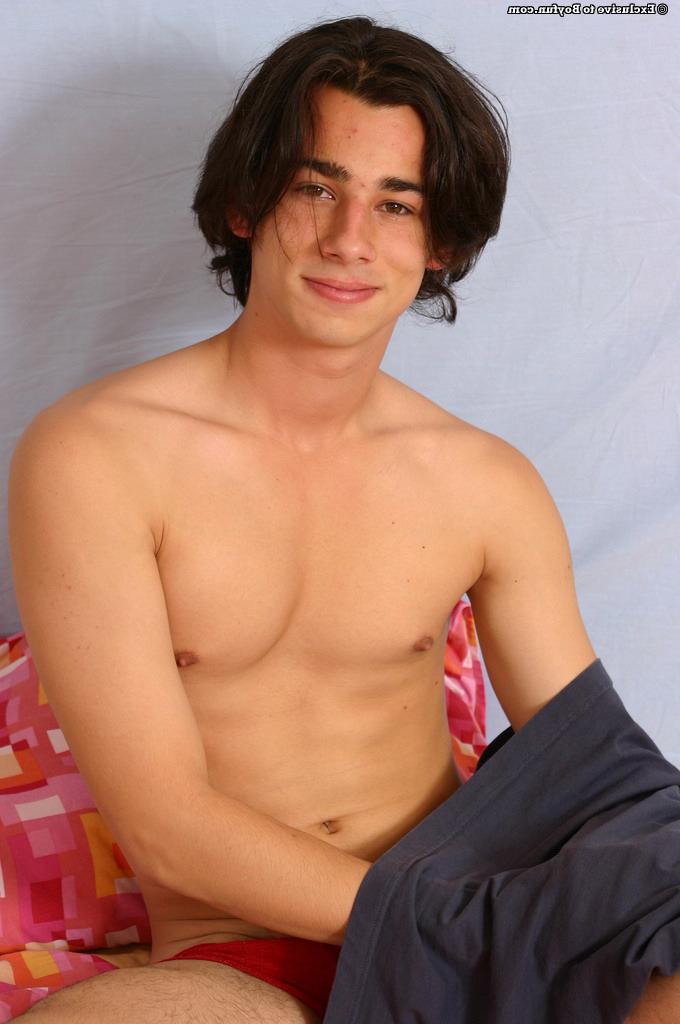 20P Marek, gay aux cheveux longs, enlève ses vêtements et pose nu sur son lit