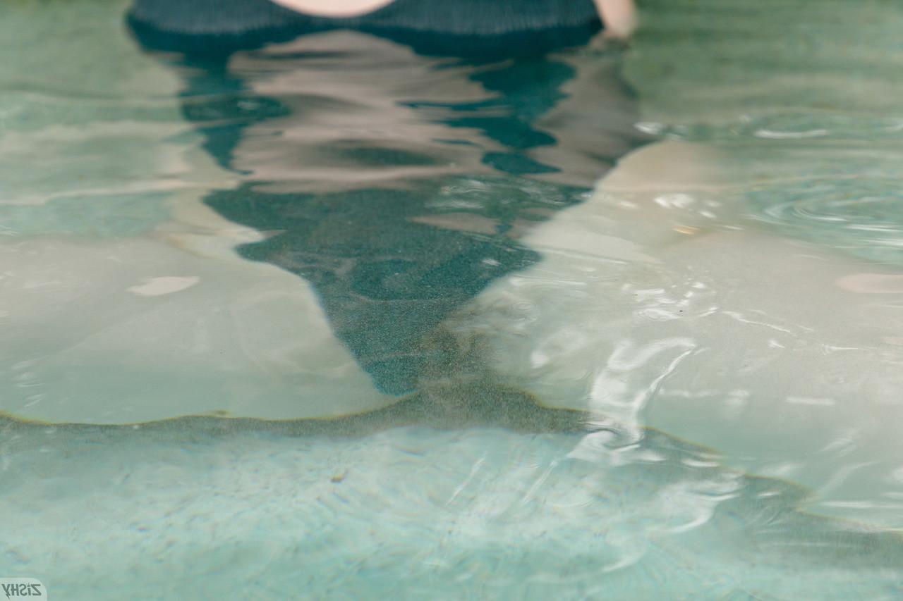 12P Amateur-Babe Ophelia Palantine stellt ihren Arsch zur Schau und zeigt ihre großen Titten in einem Pool