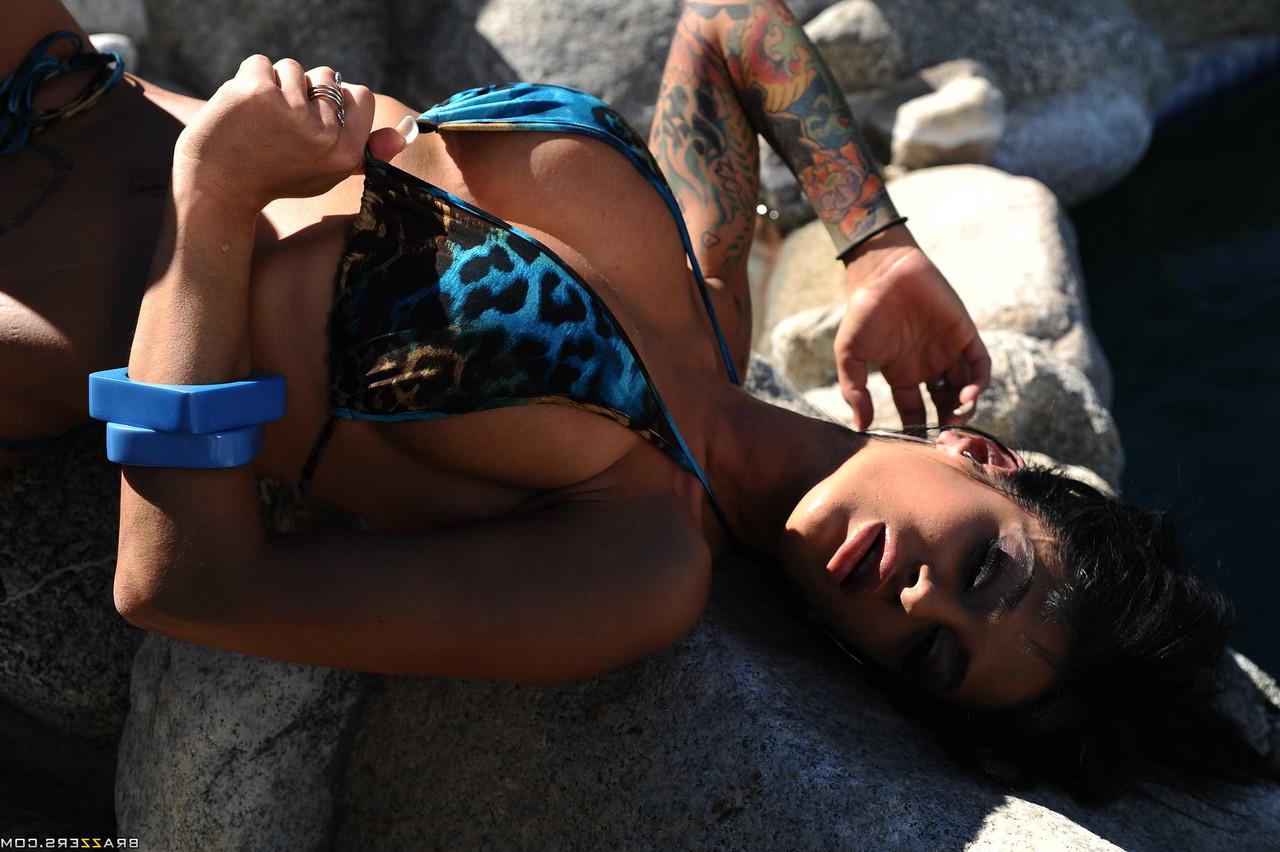 20P La MILF tatuada de pelo oscuro Angelina Valentine expone sus grandes y jugosas tetas y posa