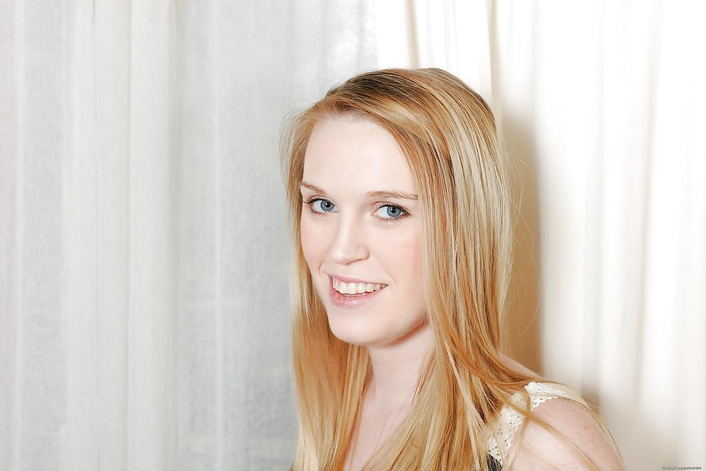 16P Modelo amadora grávida Amanda Bryant levando pau perfurado na boca e na buceta