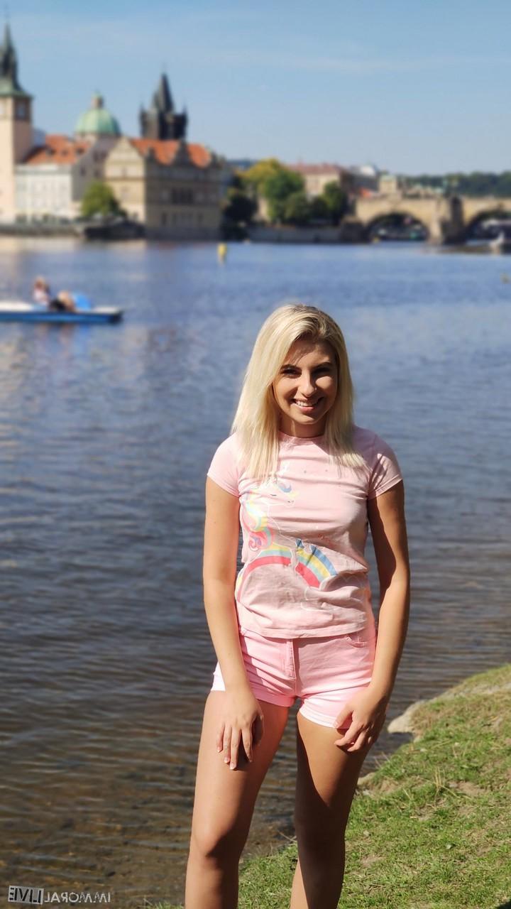 20P Adorable adolescente rubia muestra sus tetas en público y muestra sus habilidades sexuales en POV
