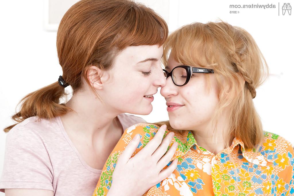 16P Jovens lésbicas amadoras excitadas Elisa e Hania usando a língua corretamente