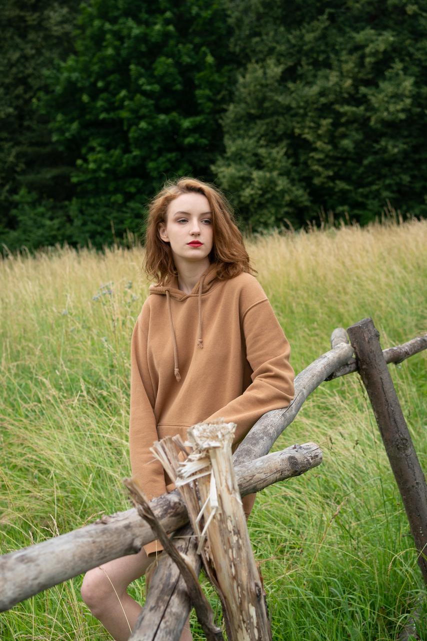 20P Sexy dünnes Babe zeigt seine schönen Titten, während es draußen völlig nackt ist