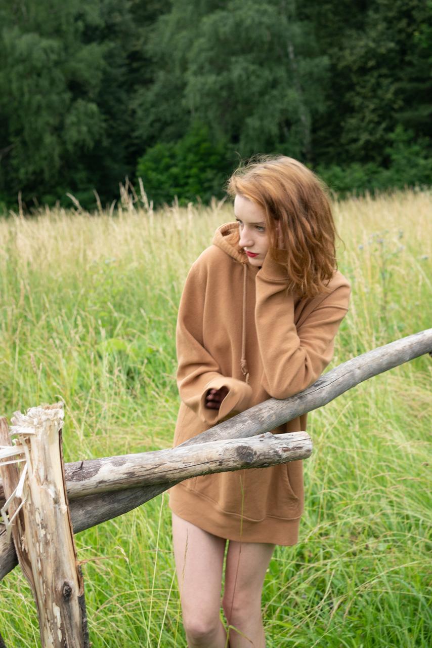 20P Sexy dünnes Babe zeigt seine schönen Titten, während es draußen völlig nackt ist