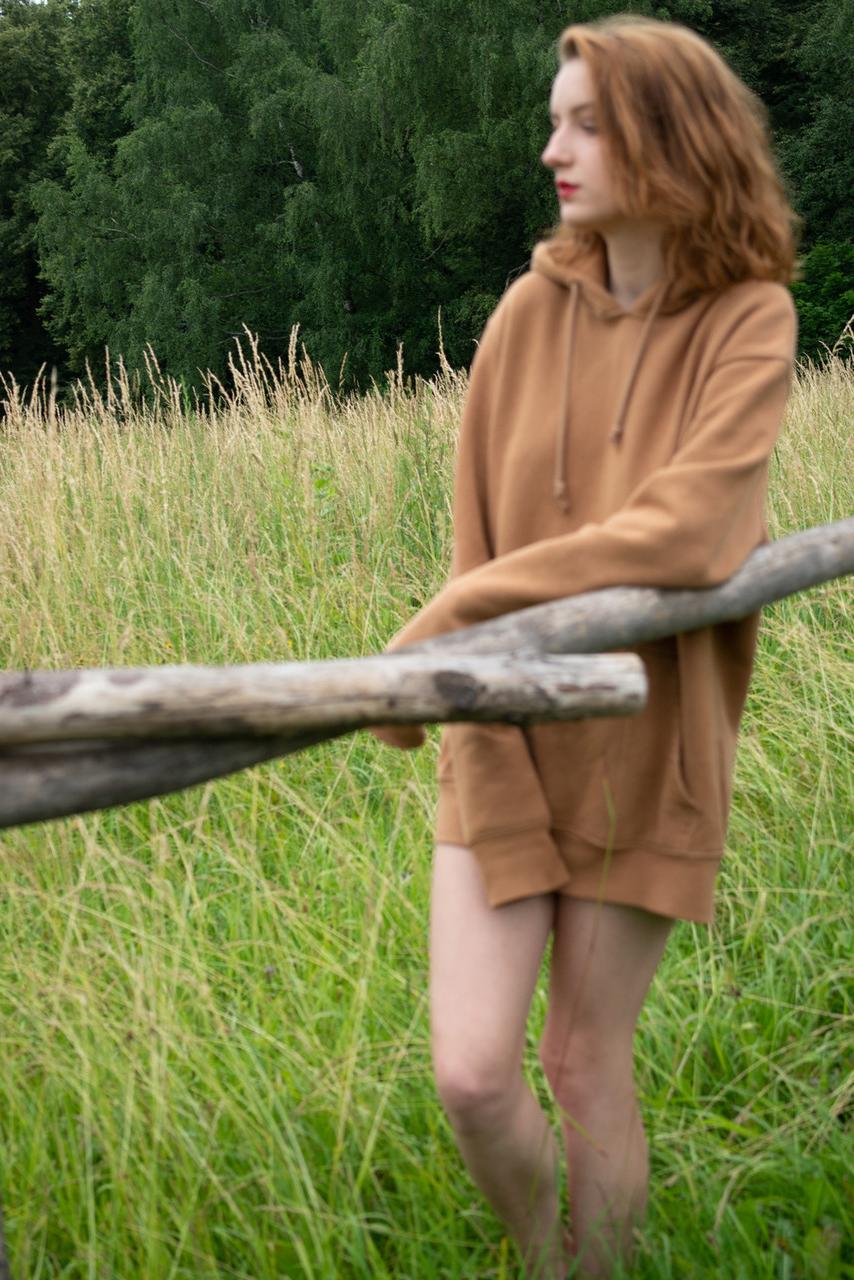 20P Sexy dünnes Babe zeigt seine schönen Titten, während es draußen völlig nackt ist