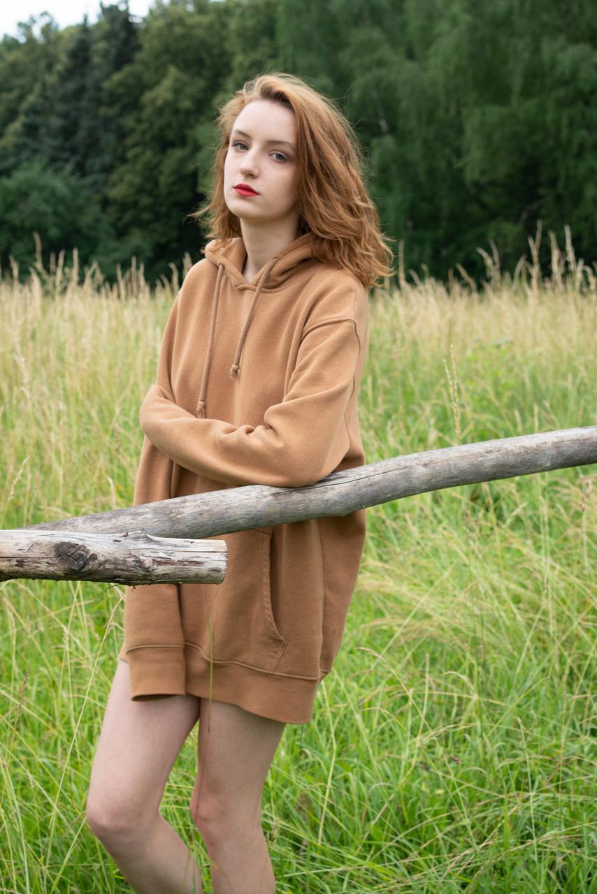 20P Sexy dünnes Babe zeigt seine schönen Titten, während es draußen völlig nackt ist