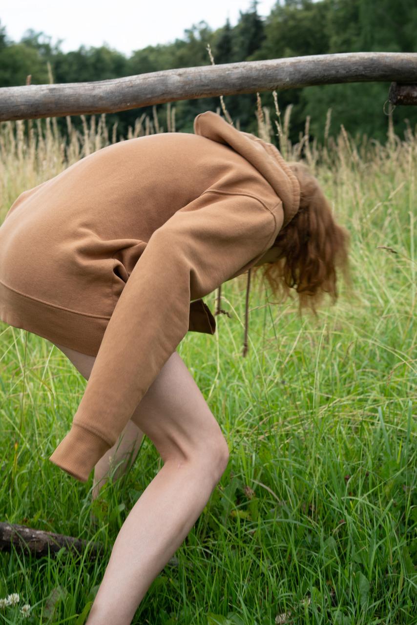 20P Sexy dünnes Babe zeigt seine schönen Titten, während es draußen völlig nackt ist