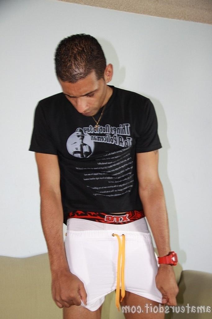 20P JP gay latino encré montre sa bite et se masturbe sous la douche