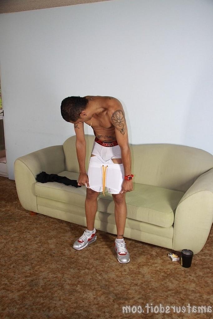 20P JP gay latino encré montre sa bite et se masturbe sous la douche