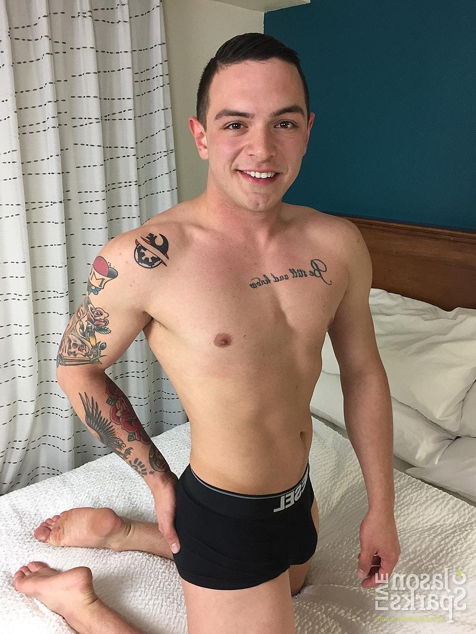 20P A morena com tinta Damien Piers é fodida pela ninfomaníaca gay Brogan Reed
