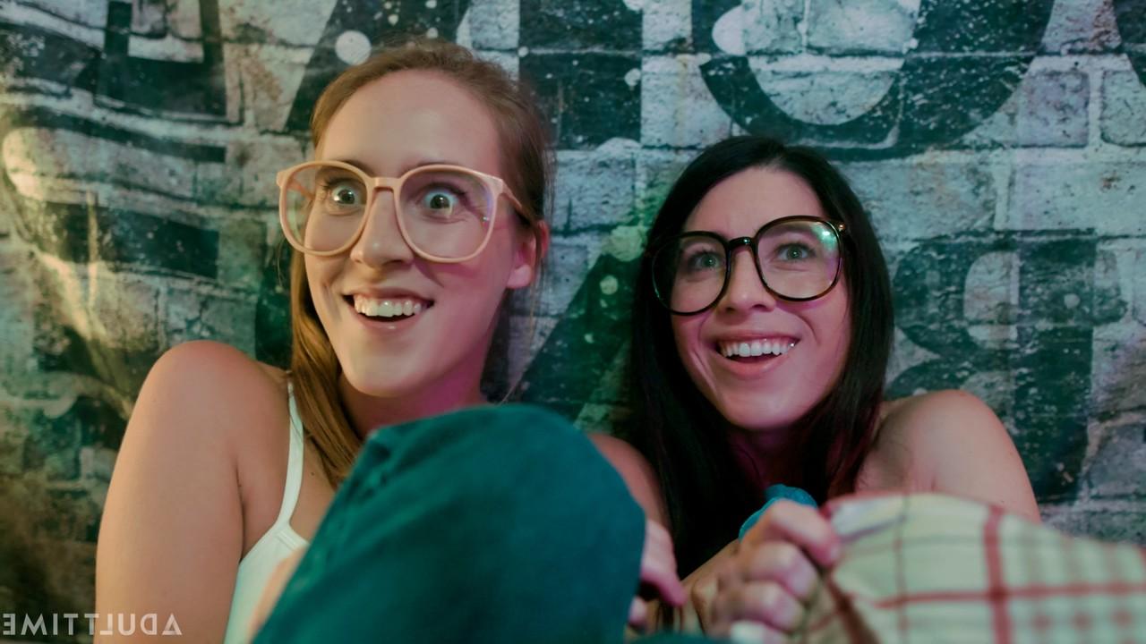 15P Meninas nerds fazem um trio lésbico com uma senhora loira mais velha