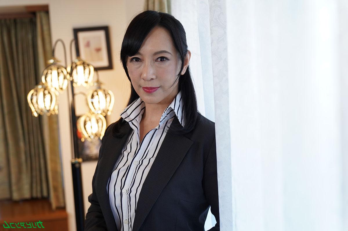 20P La sexy empresaria japonesa Chino Ogata recibe una corrida en su coño caliente