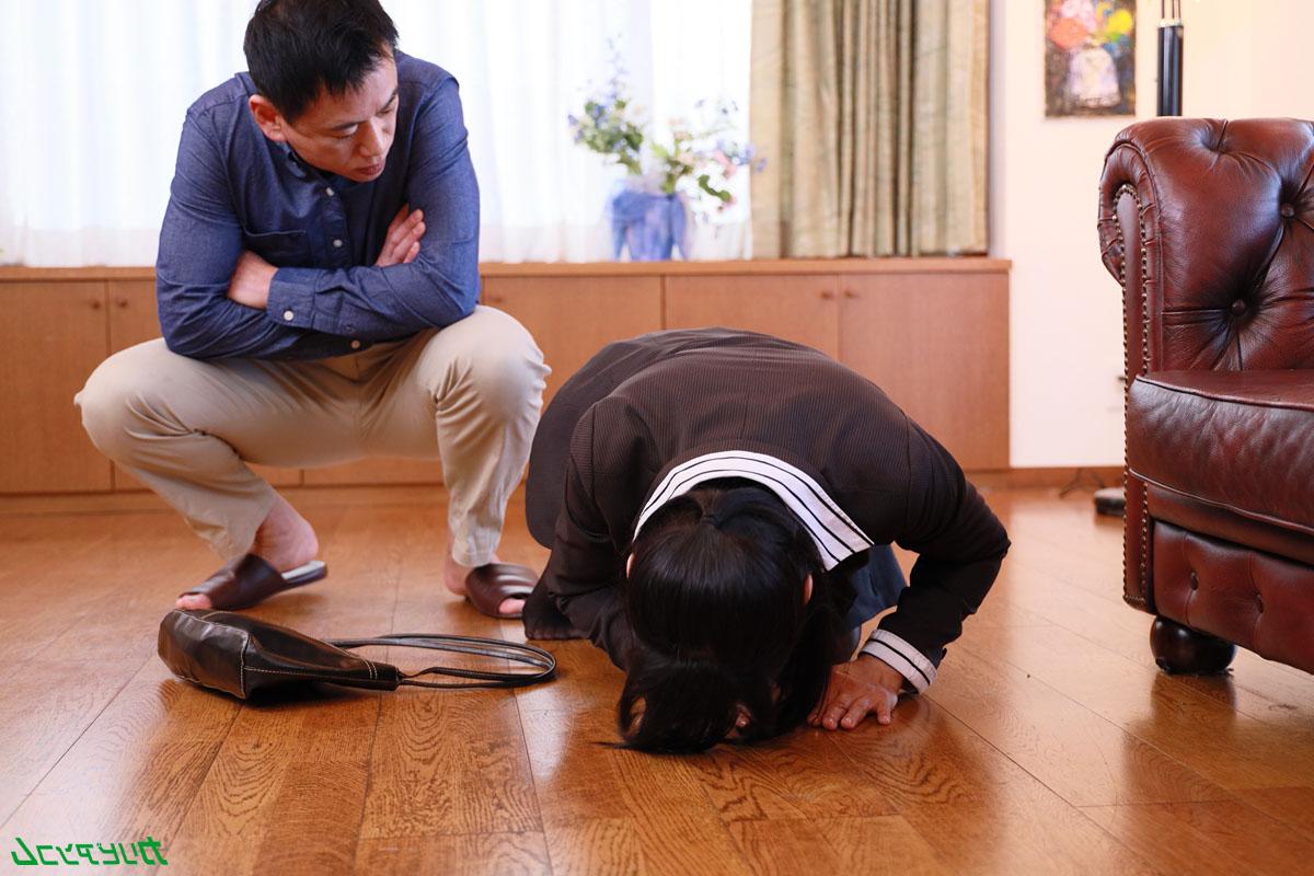 20P La sexy empresaria japonesa Chino Ogata recibe una corrida en su coño caliente