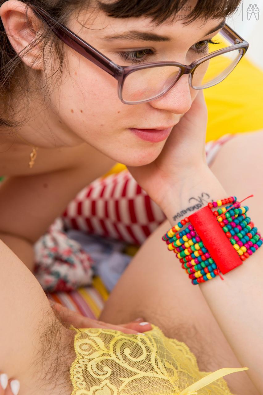 20P Les filles australiennes laides Emilia et Amanda B deviennent filles-filles avec des lunettes.