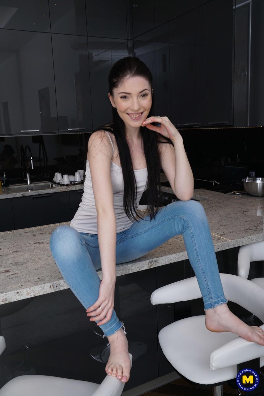 11P A lésbica madura Pamela exibe suas pernas quentes enquanto sua pequena namorada brinca em jeans