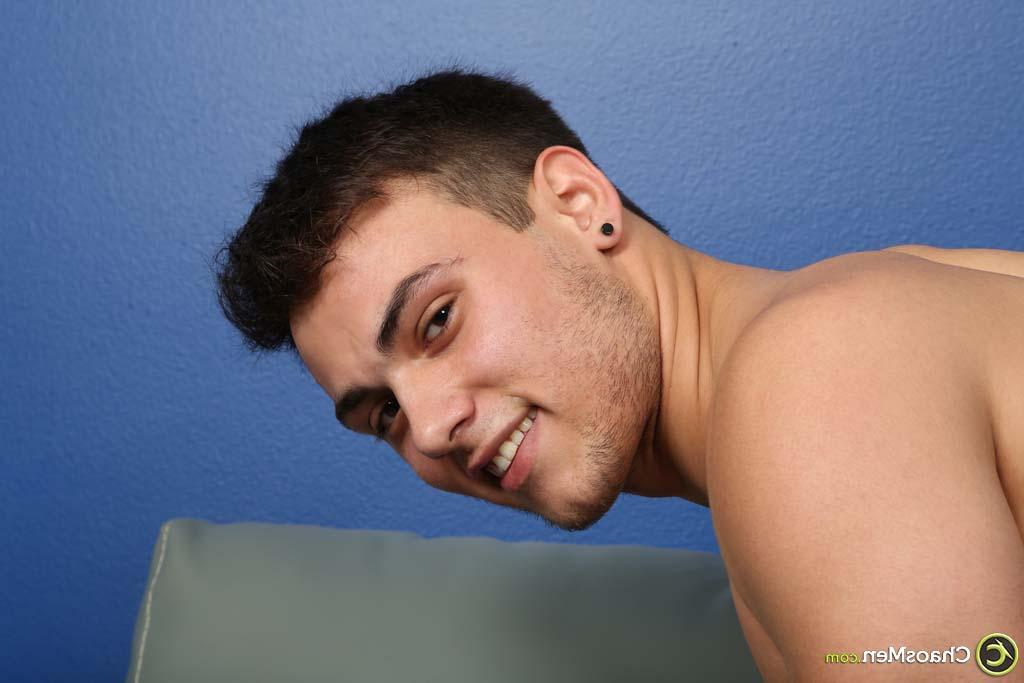 20P O lindo jovem tatuado Rhyce fica nu e exibe seu pênis duro e bunda peluda