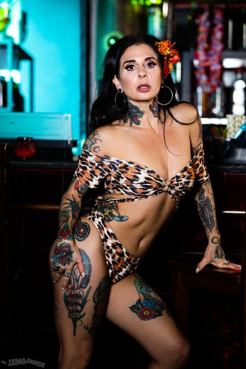 15P Des individus tatoués se livrent à des relations sexuelles à trois sous la contrainte