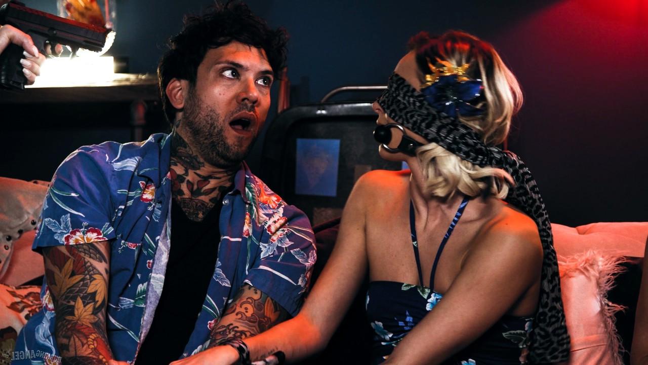 15P Des individus tatoués se livrent à des relations sexuelles à trois sous la contrainte