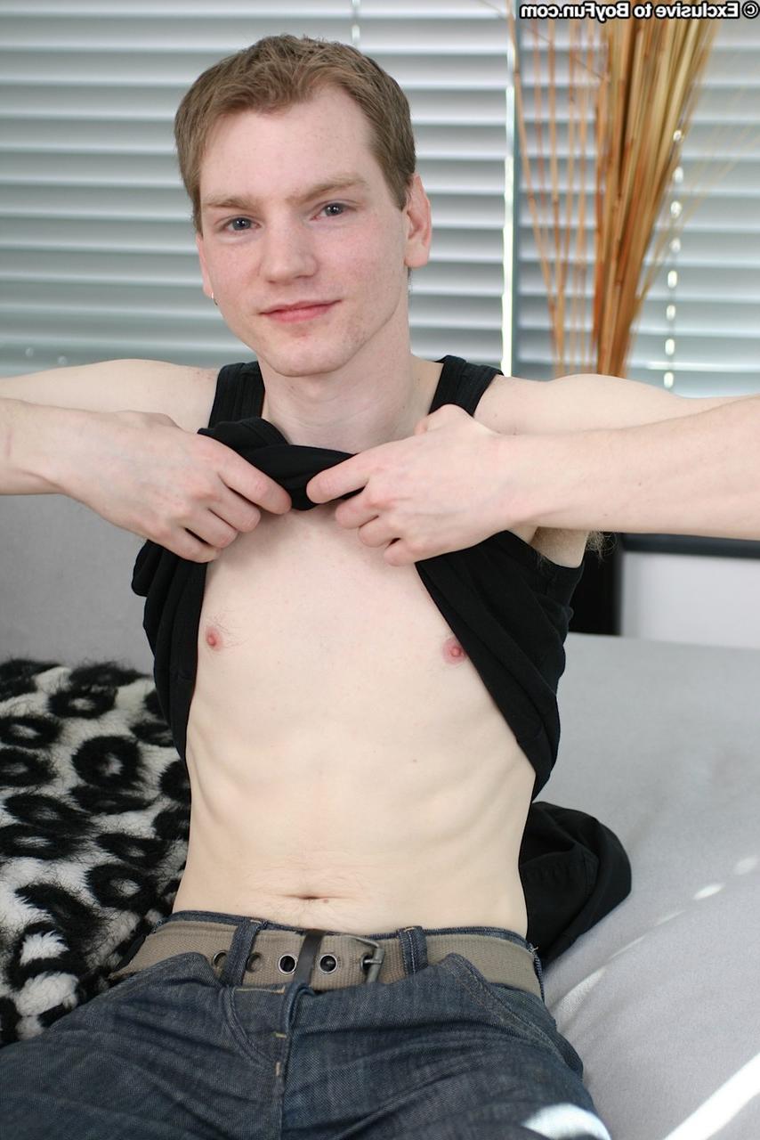 20P O gay magro e excitado Sam Slade revela sua enorme ereção e a agarra em um solo