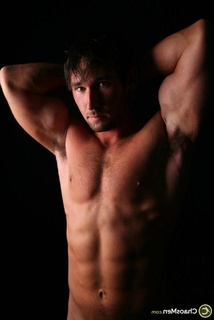 20P O moreno gay Lazaro mostra seu corpo musculoso, pau grande e bunda redonda
